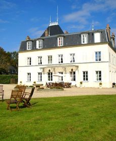 Heritage Castle in Asnières with Garden