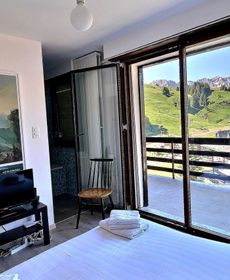 Mirois - Montagne 26 Ski-In Apartment on the Slopes in Les Crosets