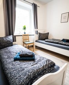 Ruhige 2 Schlafzimmer Wohnung: 5 Einzelbetten + Kuche, Modernes Bad, T