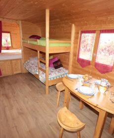 La Roulotte de Belledonne, À la Montagne, Cuisine Et Sanitaires Privat