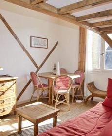 La Company Des Concierges: Rue Des Bains