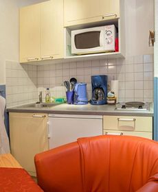 H& Einzel- Und Doppelzimmer Im Zentrum Jedes Zimmer Mit Küchenzeilen -