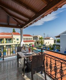 Makis Studios & Apartments