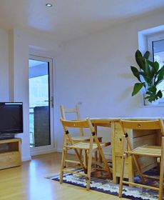 Central 1 Bedroom Apartment Near Tower Hill with Balcony