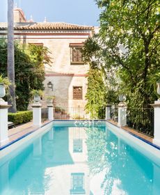 Casa Elvira, House with Swimming Pool And Gardens Close To the Cathedr