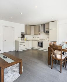 Stylish 1 Bed Apartment, Aldgate - Sk