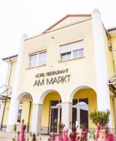 Warias Hotel & Restaurant