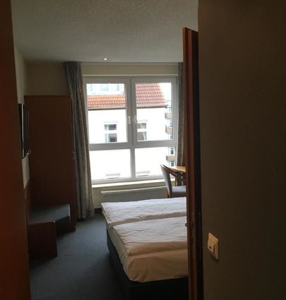 Hotel Markgraf Leipzig.Economy Doppelzimmer.hotels/1ff052575fd0ce029fe5439484385cea2d5a4edd/room/hotel-markgraf-leipzig-economy-doppelzimmer-82039.jpg