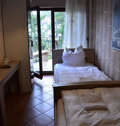 Pension Sena.Zweibettzimmer mit Balkon.hotels/363d41fb129537746aa585dca675835b1316543a/room/pension-sena-zweibettzimmer-mit-balkon-38195.jpg