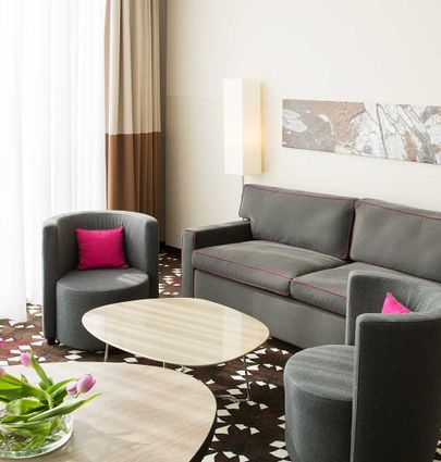 Mercure Hotel MOA Berlin.Junior-Suite (Doppelbett und Sofa).hotels/684804742bacda34f94aaeba07a61d0f3b0df473/room/mercure-hotel-moa-berlin-junior-suite-doppelbett-und-sofa-99999.jpg