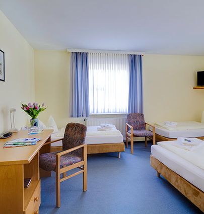 Hotel Zwickau Mosel.Vierbettzimmer.hotels/9581e39b2056ac97e9334c758e95e9d95aed12a2/room/hotel-zwickau-mosel-vierbettzimmer-94402.jpg