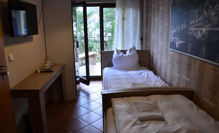 Pension Sena.Zweibettzimmer mit Balkon.hotels/363d41fb129537746aa585dca675835b1316543a/room/pension-sena-zweibettzimmer-mit-balkon-38195.jpg