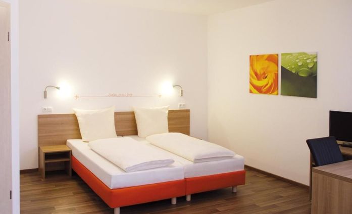 Orange Hotel und Apartments.Doppelzimmer.hotels/58966223c20e2ae5e3cbbab3bdf8adf50935744c/room/orange-hotel-und-apartments-doppelzimmer-00670.jpg