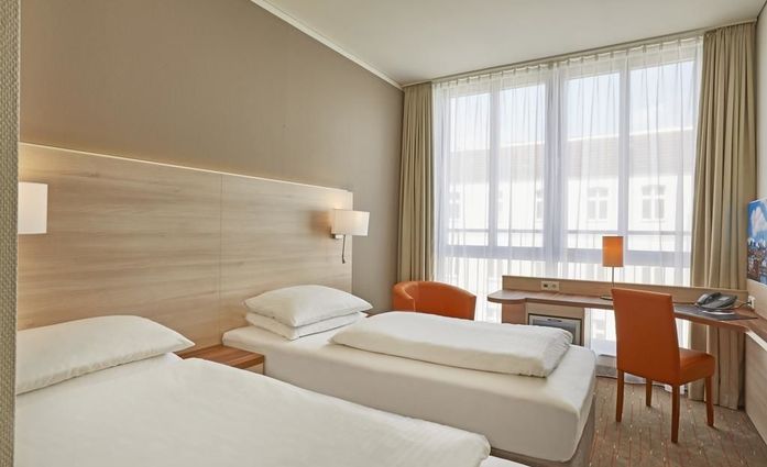 H+ Hotel Berlin Mitte.Doppelzimmer.hotels/6e7593dfb35940b417d1e84db23068b4da2a75ca/room/h-hotel-berlin-mitte-doppelzimmer-91106.jpg