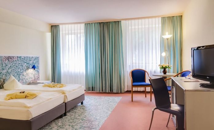Erzgebirgshotel Freiberger Höhe.Dreibettzimmer.hotels/8e0e6f019066362dcb64c223e3fccb2bc9b976f3/room/erzgebirgshotel-freiberger-hohe-dreibettzimmer-64756.jpg