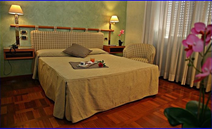 Hotel Meeting.Doppelzimmer.hotels/ae7d2ae7f0d5a2904366e70158c7dd1094f33053/room/hotel-meeting-doppelzimmer-90724.jpg