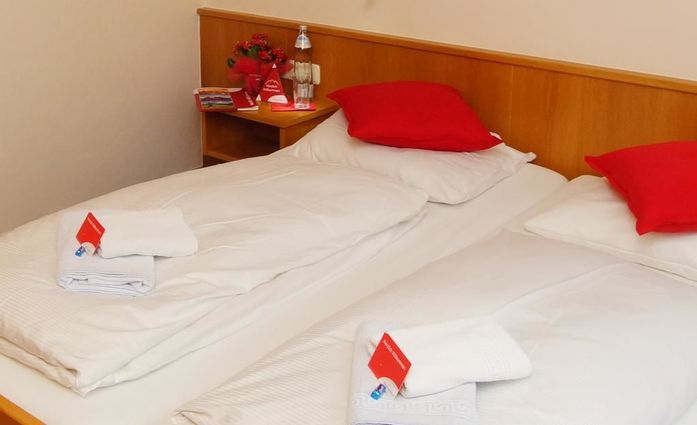 First mountain Kaprun.Doppelzimmer mit einem Zustellbett Du/WC.hotels/b9f486e978d4596df79e404a119f0f994474b293/room/first-mountain-kaprun-doppelzimmer-mit-einem-zustellbett-du-wc-68269.jpg