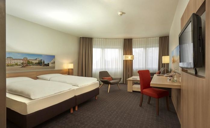 H+ Hotel Darmstadt.Doppelzimmer.hotels/d7e3eeef7351f7ebda1be460c9dfc85ba90101ad/room/h-hotel-darmstadt-doppelzimmer-12419.jpg