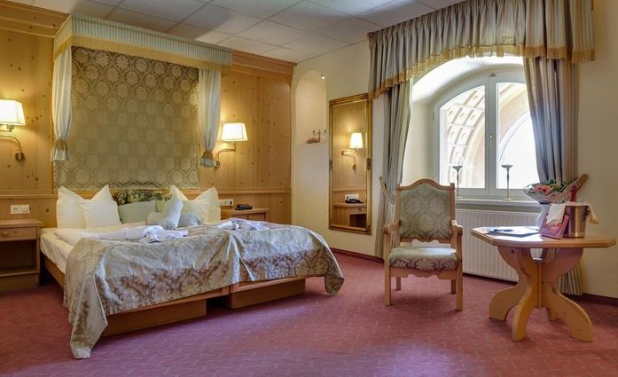 Hotel Schloß Nebra.Herrschaftszimmer.hotels/e19f4e2f3e915884719efb823af852413178511e/room/hotel-schloss-nebra-herrschaftszimmer-20545.jpg