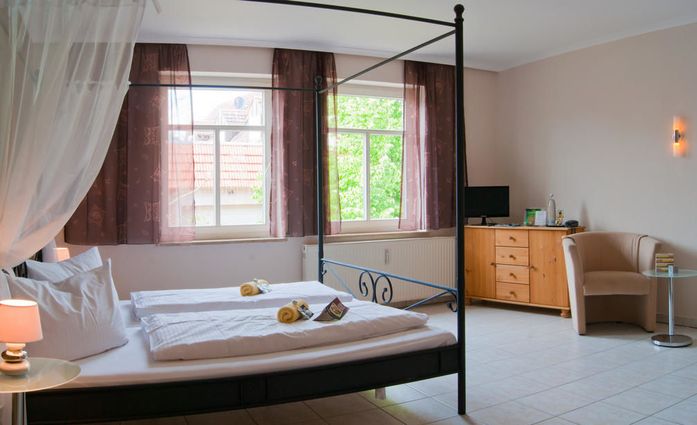 Romantisches Geniesser Hotel Dübener Heide.Juniorsuite.hotels/fa0ee136f154c7c94f4ede5e53e57043c968546e/room/romantisches-geniesser-hotel-dubener-heide-juniorsuite-65223.jpg