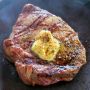Kleines Rumpsteak auf Toast