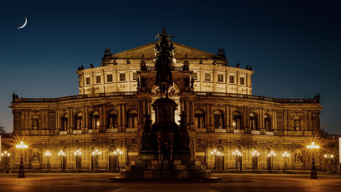 Dresden Semperoper at night