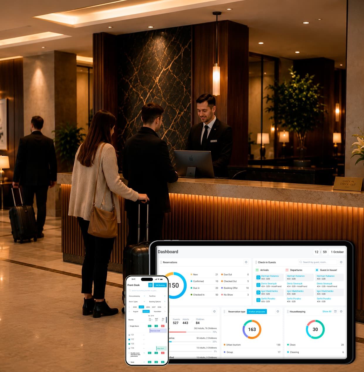 Hotelrezeption mit Gästen und HotelFriend-PMS auf Tablet und Smartphone